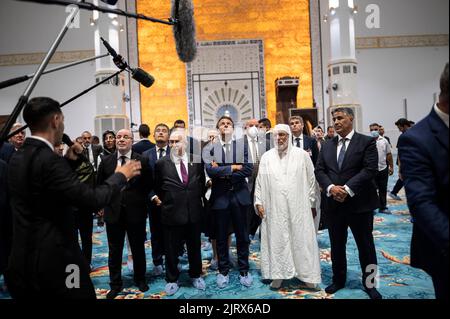 Algeri, Algeria. 26th ago, 2022. Il presidente francese Emmanuel Macron alla Grande Mosquee de Algers ad Algeri il 26 agosto 2022.Photo by Eliot Blondet/ABACAPRESS.COM Credit: Abaca Press/Alamy Live News Foto Stock