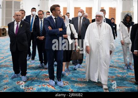 Algeri, Algeria. 26th ago, 2022. Il presidente francese Emmanuel Macron alla Grande Mosquee de Algers ad Algeri il 26 agosto 2022.Photo by Eliot Blondet/ABACAPRESS.COM Credit: Abaca Press/Alamy Live News Foto Stock