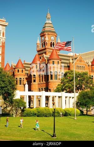 Turisti di fronte all'Old Red Courthouse su Dealey Plaza, Dallas, vicino al luogo dell'assassinio di John F. Kennedy Foto Stock