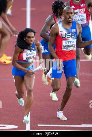 Kennedy Simon e Vernon Norwood si sfidano nella finale mista al World Athletics Championships, Hayward Field, Eugene, Oregon USA per il 15t Foto Stock