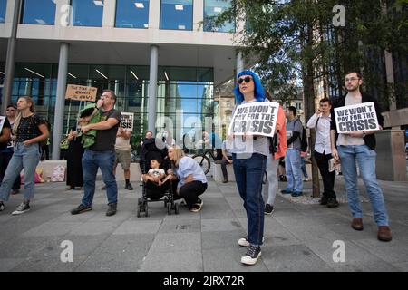 Cardiff, Galles, Regno Unito. 26th ago, 2022. I manifestanti fuori dall'ufficio di Ofgem nel centro di Cardiff mostrano messaggi sull'aumento delle bollette energetiche. La protesta, organizzata dall'Assemblea popolare di Cardiff, una campagna di crisi del costo della vita comunitaria, è una delle tre proteste coordinate al di fuori degli uffici di Ofgem a Londra, Glasgow e Cardiff. Credit: Notizie dal vivo di Mark Hawkins/Alamy Foto Stock