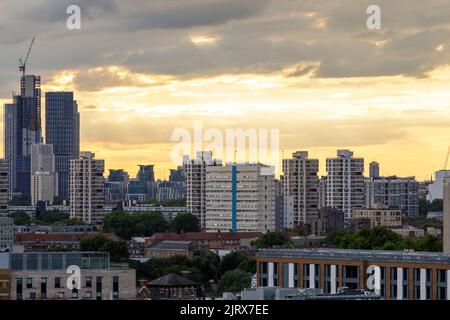 Una vista panoramica della zona sud di Londra verso ovest vista da Camberwell prima del tramonto in una nuvolosa giornata estiva. Vauxhall è sulla sinistra; Casa di Par Foto Stock