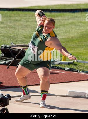 Ischke Senekal del Sud Africa gareggiando nel tiro delle donne ha messo le maniche ai Campionati mondiali di atletica, Hayward Field, Eugene, Oregon USA sul Foto Stock