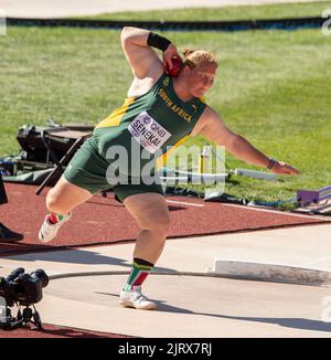 Ischke Senekal del Sud Africa gareggiando nel tiro delle donne ha messo le maniche ai Campionati mondiali di atletica, Hayward Field, Eugene, Oregon USA sul Foto Stock