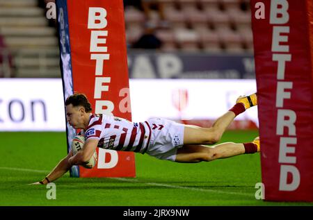 Il Wigan Warriors' Jai Field si è provato durante la partita della Betfred Super League presso il DW Stadium di Wigan. Data immagine: Venerdì 26 agosto 2022. Foto Stock