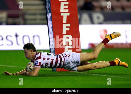 Il Wigan Warriors' Jai Field si è provato durante la partita della Betfred Super League presso il DW Stadium di Wigan. Data immagine: Venerdì 26 agosto 2022. Foto Stock