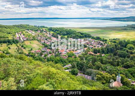 Veduta aerea del villaggio di Szigetliget lungo il lago Balaton in Ungheria Foto Stock