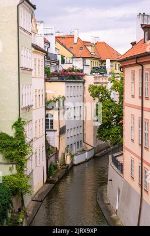 Vista panoramica di un canale che corre tra vecchie case nel centro storico di Praga, in Cechia Foto Stock