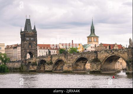 Ponte Carlo e la Torre del Ponte della Città Vecchia nel centro storico di Praga. Foto Stock