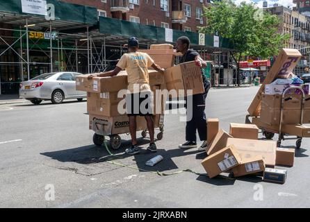 I lavoratori preparano le consegne FedEx per la distribuzione nel quartiere Chelsea di New York martedì 16 agosto 2022. (© Richard B. Levine) Foto Stock