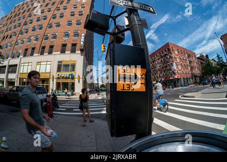 Un segno su un lampione a Chelsea a New York Giovedi, 11 agosto 2022 dirige attori e altri coinvolti nella produzione cinematografica del luogo del set. (© Richard B. Levine) Foto Stock