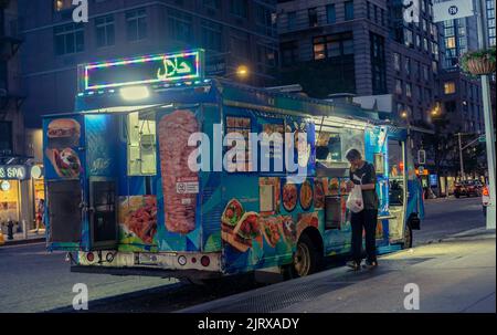 Food Truck parcheggiato a Chelsea a New York il Martedì, 16 agosto 2022. (© Richard B. Levine) Foto Stock