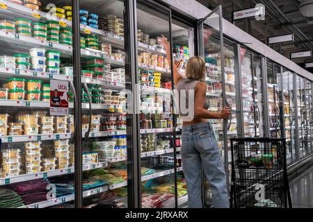 Shopping in un supermercato Whole Foods Market a New York Lunedi, 15 agosto 2022. Il Presidente Biden sta firmando martedì la legge sulla riduzione dell'inflazione del 2022. (© Richard B. Levine) Foto Stock