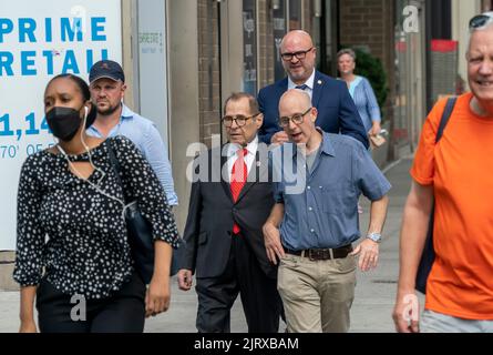 Jerrold Nadler, centro del Congresso di NY, si unisce ai sostenitori del transito, ai funzionari eletti e ai leader locali in un raduno nel quartiere di HellÕs Kitchen a New York martedì 9 agosto, 2022 chiedendo alla MTA di costruire la Tenth Avenue e la stazione della metropolitana 41st Street che era originariamente prevista per il Flushing Line Extension, ma è stato abbandonato a causa dei costi. La zona ha raggiunto una notevole crescita della popolazione e la stazione, che è effettivamente scavata, allevierebbe la distanza che i residenti devono percorrere a piedi per raggiungere un treno. (© Richard B. Levine) Foto Stock