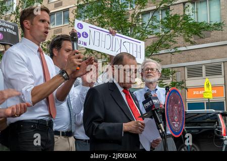 Jerrold Nadler, membro del Congresso di NY, si unisce ai sostenitori del transito, ai funzionari eletti e ai leader locali in un raduno nel quartiere di HellÕs Kitchen a New York martedì 9 agosto, 2022 chiedendo alla MTA di costruire la Tenth Avenue e la stazione della metropolitana 41st Street che era originariamente prevista per il Flushing Line Extension, ma è stato abbandonato a causa dei costi. La zona ha raggiunto una notevole crescita della popolazione e la stazione, che è effettivamente scavata, allevierebbe la distanza che i residenti devono percorrere a piedi per raggiungere un treno. (© Richard B. Levine) Foto Stock