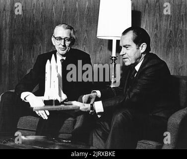 Il Presidente degli Stati Uniti Richard M. Nixon, a destra, e il Dott. James C. Fletcher, Amministratore della National Aeronautics and Space Administration discutono il veicolo navetta spaziale proposto a San Clemente, California, 5 gennaio 1972. Il Presidente ha annunciato che in quel giorno gli Stati Uniti dovrebbero procedere immediatamente allo sviluppo di un sistema di trasporto spaziale del tutto nuovo, progettato per contribuire a trasformare la frontiera spaziale del 1970s in un territorio familiare, facilmente accessibile per gli sforzi umani negli anni '1980s e '90s.Credit: NASA tramite CNP /MediaPunch Foto Stock