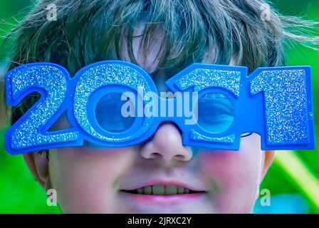 A Cub Scout indossa 2011 occhiali mentre guarda la “Rain Gutter Regatta” al Camp Seminole, 24 giugno 2011, Starkville, Mississippi. Foto Stock