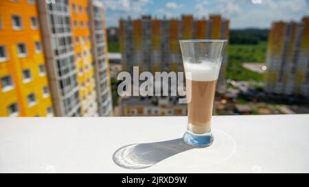 caffè multistrato su un davanzale bianco che si affaccia sulla città Foto Stock