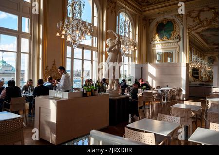 Parigi, Francia, affollate le persone all'interno del ristorante French Brasserie all'interno del Museo d'Orsay, della sala da pranzo e degli interni del Musée Dorsay Foto Stock