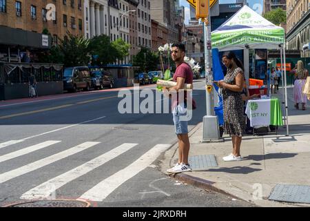 Schlepping fiori a Chelsea a New York il Mercoledì, 24 agosto 2022. (© Richard B. Levine) Foto Stock