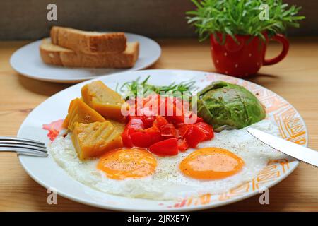 Delizioso piatto per la colazione di lato soleggiato con insalata di verdure colorate Foto Stock