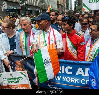 Eric Adams, sindaco di New York, festeggia la sfilata dell'Indian Independence Day su Madison Avenue domenica 21 agosto 2022. La parata ritorna dopo un periodo di due anni di pandemia in cui si celebra l'anniversario della separazione dell'India dal dominio britannico il 15 agosto 1947. (© Richard B. Levine) Foto Stock