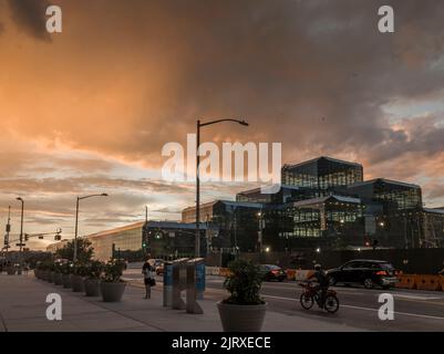 Tramonto sul Jacob Javits Convention Center e sul West Side di New York martedì 23 agosto 2022. (© Richard B. Levine) Foto Stock