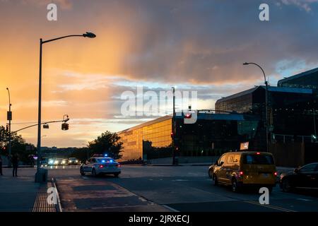 Tramonto sul Jacob Javits Convention Center e sul West Side di New York martedì 23 agosto 2022. (© Richard B. Levine) Foto Stock