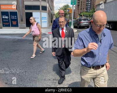 Jerrold Nadler, centro del Congresso di NY, si unisce ai sostenitori del transito, ai funzionari eletti e ai leader locali in un raduno nel quartiere di HellÕs Kitchen a New York martedì 9 agosto, 2022 chiedendo alla MTA di costruire la Tenth Avenue e la stazione della metropolitana 41st Street che era originariamente prevista per il Flushing Line Extension, ma è stato abbandonato a causa dei costi. La zona ha raggiunto una notevole crescita della popolazione e la stazione, che è effettivamente scavata, allevierebbe la distanza che i residenti devono percorrere a piedi per raggiungere un treno. (© Frances M. Roberts) Foto Stock