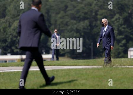 Beltsville, Maryland. 26th ago, 2022. Il Presidente degli Stati Uniti Joe Biden arriva al Servizio Segreto degli Stati Uniti James J. Rowley Training Center a Beltsville, MD, venerdì 26 agosto 2022. Il tasso di approvazione di Biden è salito al 44% nell'ultimo sondaggio Gallup, il più alto in un anno e un nuovo segno che lui e il suo partito stanno guadagnando terreno politico in vista delle elezioni di metà mandato di novembre. Credito: Ting Shen/Pool tramite CNP/dpa/Alamy Live News Foto Stock