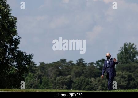 Beltsville, Maryland. 26th ago, 2022. Joe Biden, presidente degli Stati Uniti, si è fatto un'onda verso la piscina mentre arriva al Servizio segreto degli Stati Uniti James J. Rowley Training Center a Beltsville, MD, venerdì 26 agosto 2022. Il tasso di approvazione di Biden è salito al 44% nell'ultimo sondaggio Gallup, il più alto in un anno e un nuovo segno che lui e il suo partito stanno guadagnando terreno politico in vista delle elezioni di metà mandato di novembre. Credito: Ting Shen/Pool tramite CNP/dpa/Alamy Live News Foto Stock