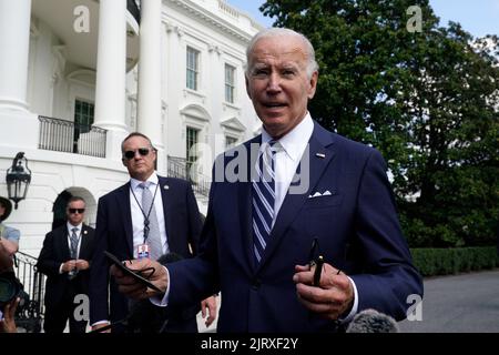 Washington, DC, Stati Uniti. 26th ago, 2022. Il presidente degli Stati Uniti Joe Biden parla ai membri dei media sul prato meridionale della Casa Bianca prima di salire a bordo di Marine One a Washington, DC, Stati Uniti, venerdì 26 agosto, 2022. Biden ieri ha lanciato candidati repubblicani al Congresso impegnati a "estroying America” e ha affermato di non avere alcun rispetto per gli aderenti all'ex presidente Donald Trump, mentre ha dato il via al suo impegno di campagna a medio termine con un rally nel Maryland suburbano. Credito: Yuri Gripas/Pool tramite CNP/dpa/Alamy Live News Foto Stock