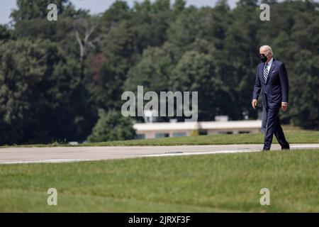 Beltsville, Maryland. 26th ago, 2022. Il Presidente degli Stati Uniti Joe Biden arriva al Servizio Segreto degli Stati Uniti James J. Rowley Training Center a Beltsville, MD, venerdì 26 agosto 2022. Il tasso di approvazione di Biden è salito al 44% nell'ultimo sondaggio Gallup, il più alto in un anno e un nuovo segno che lui e il suo partito stanno guadagnando terreno politico in vista delle elezioni di metà mandato di novembre. Credito: Ting Shen/Pool tramite CNP/dpa/Alamy Live News Foto Stock