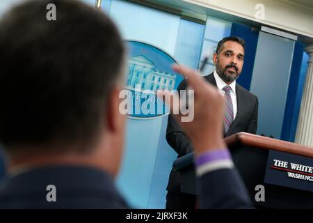 Washington, DC, Stati Uniti. 26th ago, 2022. Bharat Ramamurti, vicedirettore del National Economic Council, parla nel corso di una conferenza stampa nella sala briefing James S. Brady Press della Casa Bianca di Washington, DC, USA, venerdì 26 agosto, 2022. Il presidente Biden ieri ha lanciato candidati repubblicani al Congresso impegnati a "estroying America” e ha affermato di non avere alcun rispetto per gli aderenti all'ex presidente Donald Trump, mentre ha dato il via al suo impegno di campagna a medio termine con un rally nel Maryland suburbano. Credito: Yuri Gripas/Pool tramite CNP/dpa/Alamy Live News Foto Stock