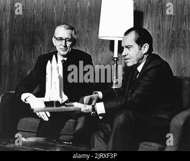 Il Presidente degli Stati Uniti Richard M. Nixon, a destra, e il Dott. James C. Fletcher, Amministratore della National Aeronautics and Space Administration discutono il veicolo navetta spaziale proposto a San Clemente, California, 5 gennaio 1972. Il presidente ha annunciato che in quel giorno gli Stati Uniti dovrebbero procedere immediatamente con lo sviluppo di un tipo completamente nuovo di sistema di trasporto spaziale progettato per contribuire a trasformare la frontiera spaziale del 1970s in territorio familiare, facilmente accessibile per gli sforzi umani nel 1980s e â90s. Credito: NASA tramite CNP Foto Stock