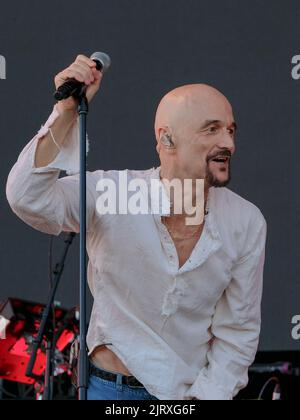 Southsea, Regno Unito. 26th ago, 2022. Il cantante, il cantautore, il ballerino e l'attore Timothy John Booth, noto anche come Tim Booth, e il cantante con la band inglese James, si esibisce dal vivo sul palco al Victorious Festival. Credit: SOPA Images Limited/Alamy Live News Foto Stock