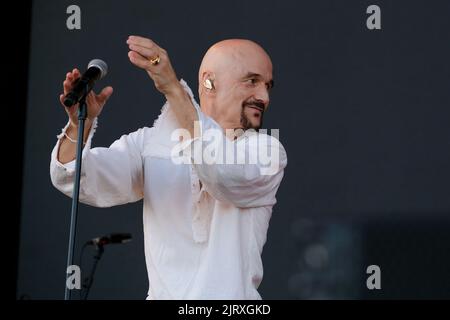 Southsea, Regno Unito. 26th ago, 2022. Il cantante, il cantautore, il ballerino e l'attore Timothy John Booth, noto anche come Tim Booth, e il cantante con la band inglese James, si esibisce dal vivo sul palco al Victorious Festival. (Foto di Dawn Fletcher-Park/SOPA Images/Sipa USA) Credit: Sipa USA/Alamy Live News Foto Stock