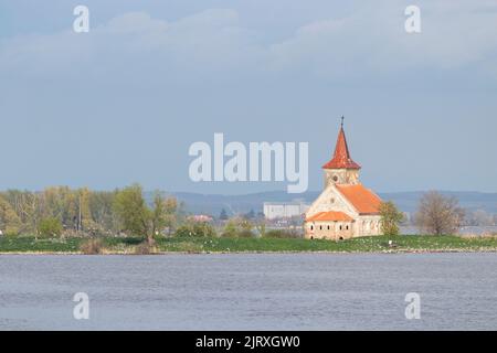 Chiesa di San Linhart nel mezzo del lago Musovse nella Repubblica Ceca in Europa. Foto Stock