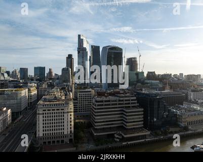 Vista aerea del grattacielo della City of London con i tetti Southwark in primo piano, Londra, Inghilterra, Regno Unito Foto Stock