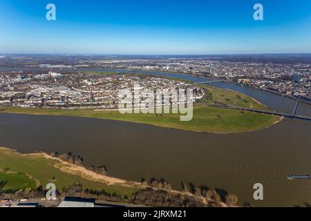 Veduta aerea, Oberkassel sul fiume Reno con Rheinkniebrücke e Oberkasseler Brücke nel distretto Oberkassel a Düsseldorf, Renania, Nord RHI Foto Stock