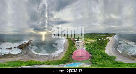 Visualizzazione panoramica a 360 gradi di Vista VR a 360° sulla costa dell'oceano da surf in Nicaragua vista aerea del drone