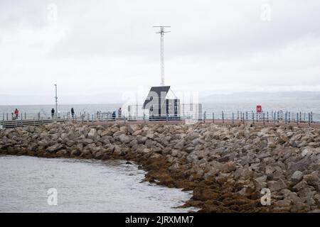 File Image Morecambe, Lancashire, Regno Unito. 24th agosto, 2022. Una delle due stazioni di monitoraggio radar ad aria rapida che sono state installate dagli ingegneri del consiglio comunale di Lancaster per monitorare il movimento delle onde e il trasferimento dei sedimenti a Morecambe Bay in. Per determinare gli effetti dell'ambiente costiero per aiutare a comprendere gli effetti del mare sull'erosione costiera e. Aiuto nello sviluppo del processo di mitigazione e per capire il rischio di allagamento credito: PN News/Alamy Live News Foto Stock