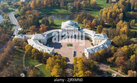 Veduta aerea del Palazzo Pavlovsk nel parco autunnale nei sobborghi di San Pietroburgo Foto Stock