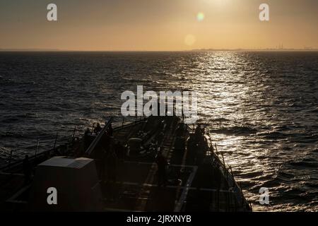 220817-N-UL352-1035 STAZIONE NAVALE ROTA, SPAGNA (AGO. 17, 2022) il compagno di Boatswain Seaman Alexander Ohara, assegnato al cacciatorpediniere missilistico guidato di classe Arleigh Burke USS Delbert D. Black (DDG 119), lancia una linea di lancio mentre la nave arriva alla stazione navale di Rota, Spagna, per una visita al porto programmata, il 17 agosto 2022. Delbert D. Black fa parte del George H.W. Bush Carrier Strike Group, un sistema integrato di armi da combattimento che offre una capacità di combattimento superiore per scoraggiare, e se necessario, sconfiggere gli avversari americani a sostegno della sicurezza nazionale. (STATI UNITI Foto Navy di Mass Communication Specialist 3R Foto Stock