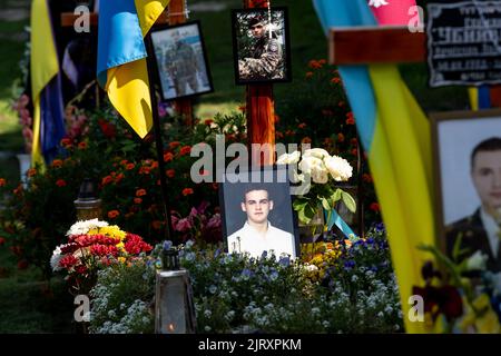 Lviv, Ucraina. 26th ago, 2022. Tombe di soldati caduti, uccisi dall'esercito russo durante l'invasione del 2022 nella città vecchia di Lviv visto al cimitero di Lychakiv come la guerra con la Russia supera i 6 mesi. La città di Lviv ha selezionato una fessura separata di terra al cimitero per i soldati caduti nella lotta con la Russia, i militari sono ampiamente considerati come eroi nazionali. (Credit Image: © Dominika Zarzycka/SOPA Images via ZUMA Press Wire) Credit: ZUMA Press, Inc./Alamy Live News Foto Stock