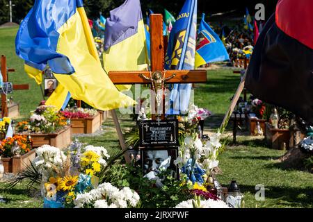 Lviv, Ucraina. 26th ago, 2022. Tombe di soldati caduti, uccisi dall'esercito russo durante l'invasione del 2022 nella città vecchia di Lviv visto al cimitero di Lychakiv come la guerra con la Russia supera i 6 mesi. La città di Lviv ha selezionato una fessura separata di terra al cimitero per i soldati caduti nella lotta con la Russia, i militari sono ampiamente considerati come eroi nazionali. (Credit Image: © Dominika Zarzycka/SOPA Images via ZUMA Press Wire) Credit: ZUMA Press, Inc./Alamy Live News Foto Stock