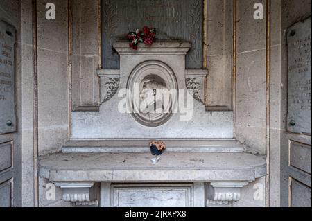 Dettagli interni della tomba del cimitero di Passy. Cimetière de Passy. Parigi, Francia. Foto Stock