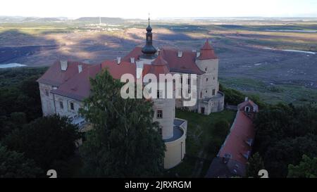 Castello di Jezeri situato vicino alla miniera di carbone nella Boemia settentrionale, castello di Stato di Jezeři, Repubblica Ceca. Vista panoramica Foto Stock