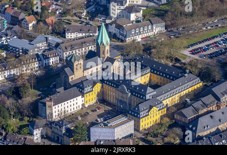 Veduta aerea, Università delle Arti di Folkwang e basilica cattolica di San Ludgerus nel distretto di Werden a Essen, nella zona della Ruhr, nella Renania settentrionale-Vestfalia, GE Foto Stock