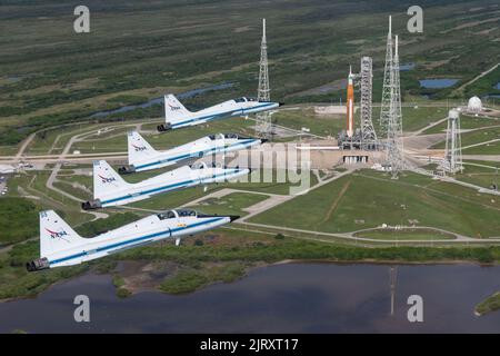 Florida, Stati Uniti. 26th ago, 2022. Cape Canaveral, Stati Uniti. 26th ago, 2022. La NASA T-38s, un'attrezzatura per l'addestramento degli astronauti, vola in formazione sopra il razzo Space Launch System (SLS) sul Launch Pad 39B al Kennedy Space Center di Cape Canaveral, Florida, il 25 agosto 2022. La navicella spaziale SLS e Orion per la missione Artemis i verrà lanciata non prima del 29 agosto 2022. NASA Photo by Josh Valcarcel/UPI Credit: UPI/Alamy Live News Credit: UPI/Alamy Live News Foto Stock